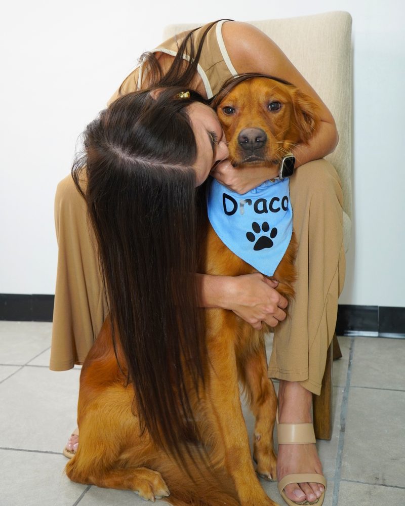 La psicóloga abraza con cariño a Draco, su golden retriever de terapia